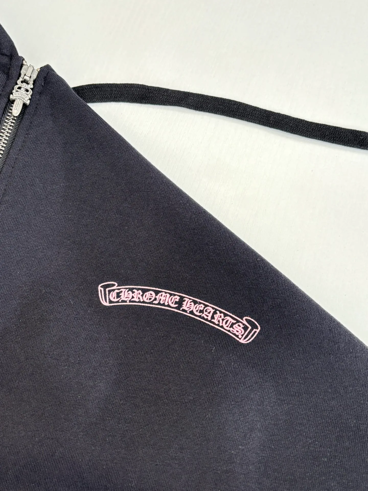 P430 Chrome Heart*/Chrome Heart Deadly Doll co-branded hooded zipper sweatshirt. The fabric is made of 420g thin velvet coarse fish scale fabric. The printing is printed with hand glue according to the original version. The finished product is brushed and washed to shape. It feels excellent. Real antique silver and old chain heads (key points: zipper pullers are sprayed with silver and aged). Size: S/M/L